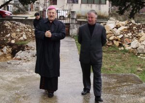 Nadbiskup i župnik prolaze kraj temelja budućeg zvonika