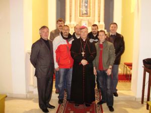 Nadbiskup sa župnikom, župnim vijećima i predsjednikom Mjesnog odbora Brela Gornja